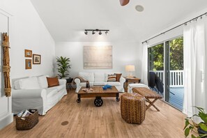 Smart TV, fireplace, DVD player, books - Charming Beach Cottage, 100 Steps to the Beach. Pet friendly. King Bed.  (Vero Beach)