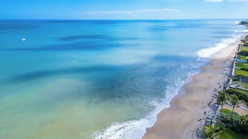 Plage à proximité, chaises longues, serviettes de plage