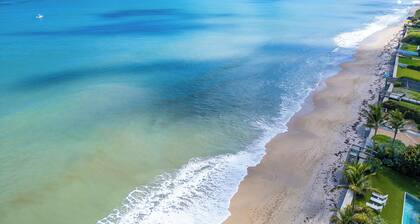 Charming Beach Cottage, 100 Steps to the Beach. Pet friendly. King Bed.