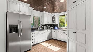 雪櫃、微波爐、焗爐、爐具