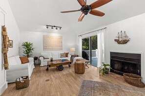 Smart TV, fireplace, DVD player, books - Charming Beach Cottage, 100 Steps to the Beach. Pet friendly. King Bed.  (Vero Beach)