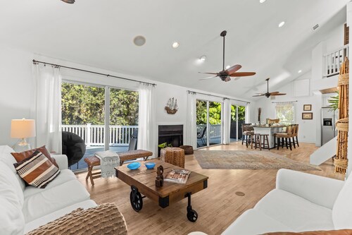 Charming Beach Cottage, 100 Steps to the Beach. Pet friendly. King Bed. 