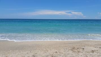 Playa en los alrededores, camastros y toallas de playa