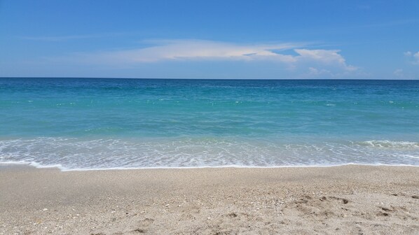 In Strandnähe, Liegestühle, Strandtücher