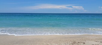 Cottage sulla spiaggia unico, a 100 passi dall'acqua. Open Space, elegante e confortevole