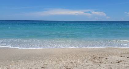 Ainutlaatuinen mökki, 100 askelta veteen. Avoin tila, tyylikäs ja mukava