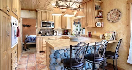Small log home in the heart of Little Italy