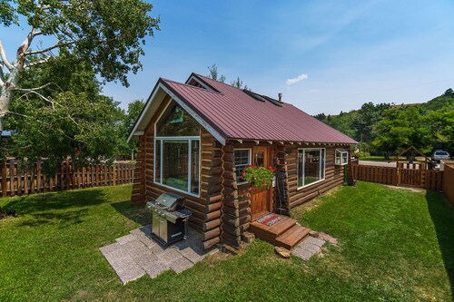 Small log home in the heart of Little Italy