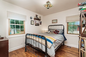 3 chambres, bureau, fer et planche à repasser, lit de bébé portatif