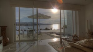 3-Bedroom Apartment with Sea View  | 起居區 | 平面電視