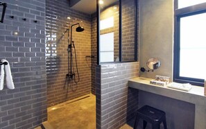 スーペリア 4 人部屋 | バスルーム | デザイナーバスアメニティ、ヘアドライヤー、スリッパ、タオル