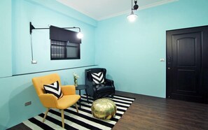 Deluxe Double Room | Living area | 42-inch LCD TV with cable channels, TV - Salon de Madame Geoffrin (Tainan)