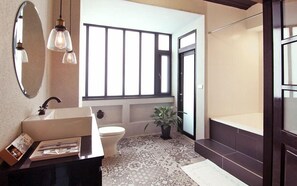 Deluxe Double Room | Bathroom