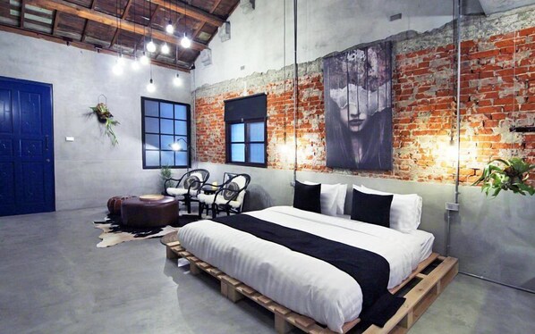 デラックス ダブルルーム | 客室ごとに異なる装飾、デスク、遮光カーテン、可動式ベッド