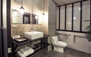 スーペリア ダブルルーム | バスルーム | デザイナーバスアメニティ、ヘアドライヤー、スリッパ、タオル