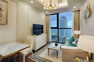 One-Bedroom Suite | Premium bedding, minibar, in-room safe, desk