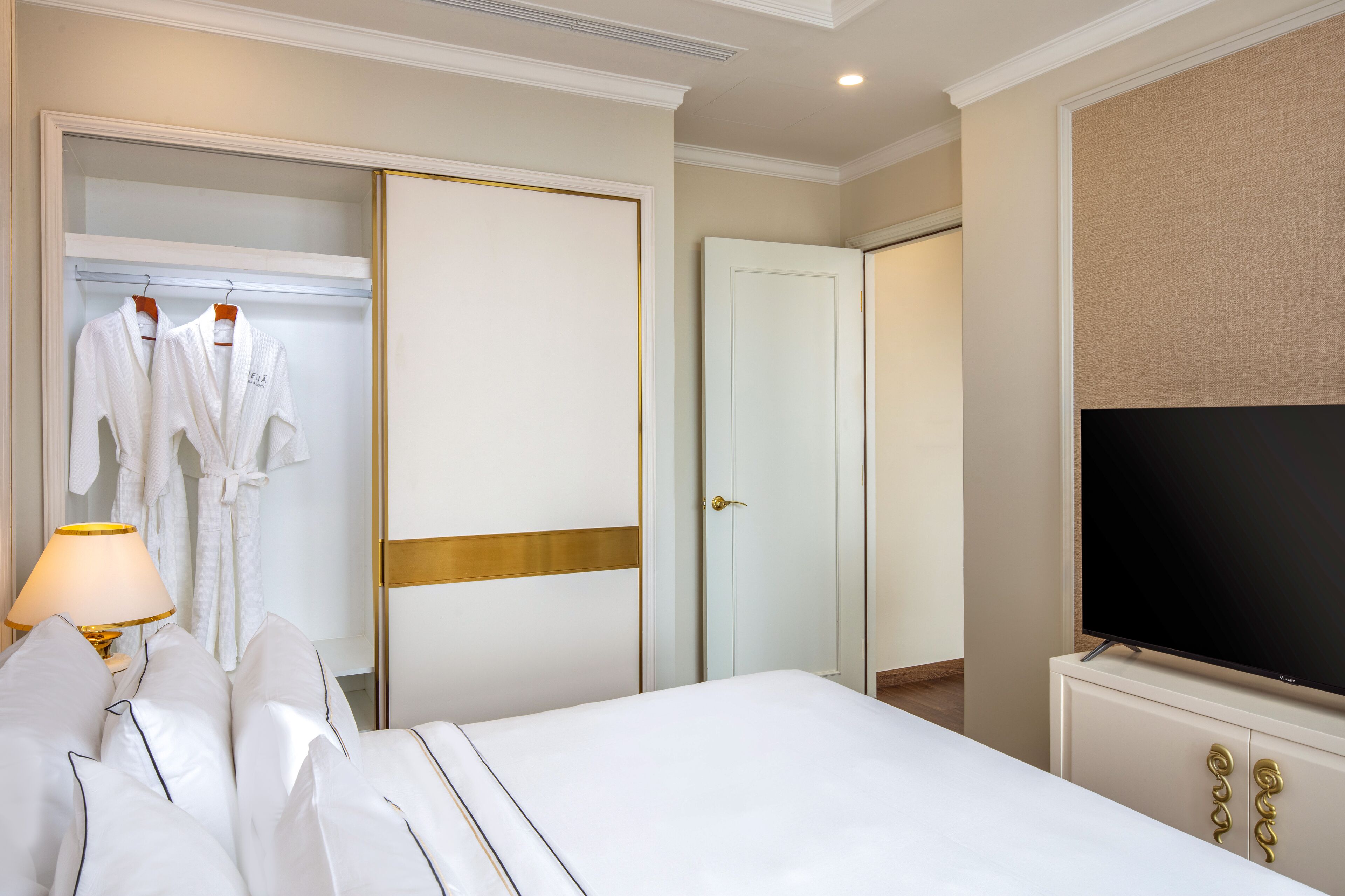 Two-Bedroom Suite | 高档床上用品、迷你吧、客房内保险箱、办公桌