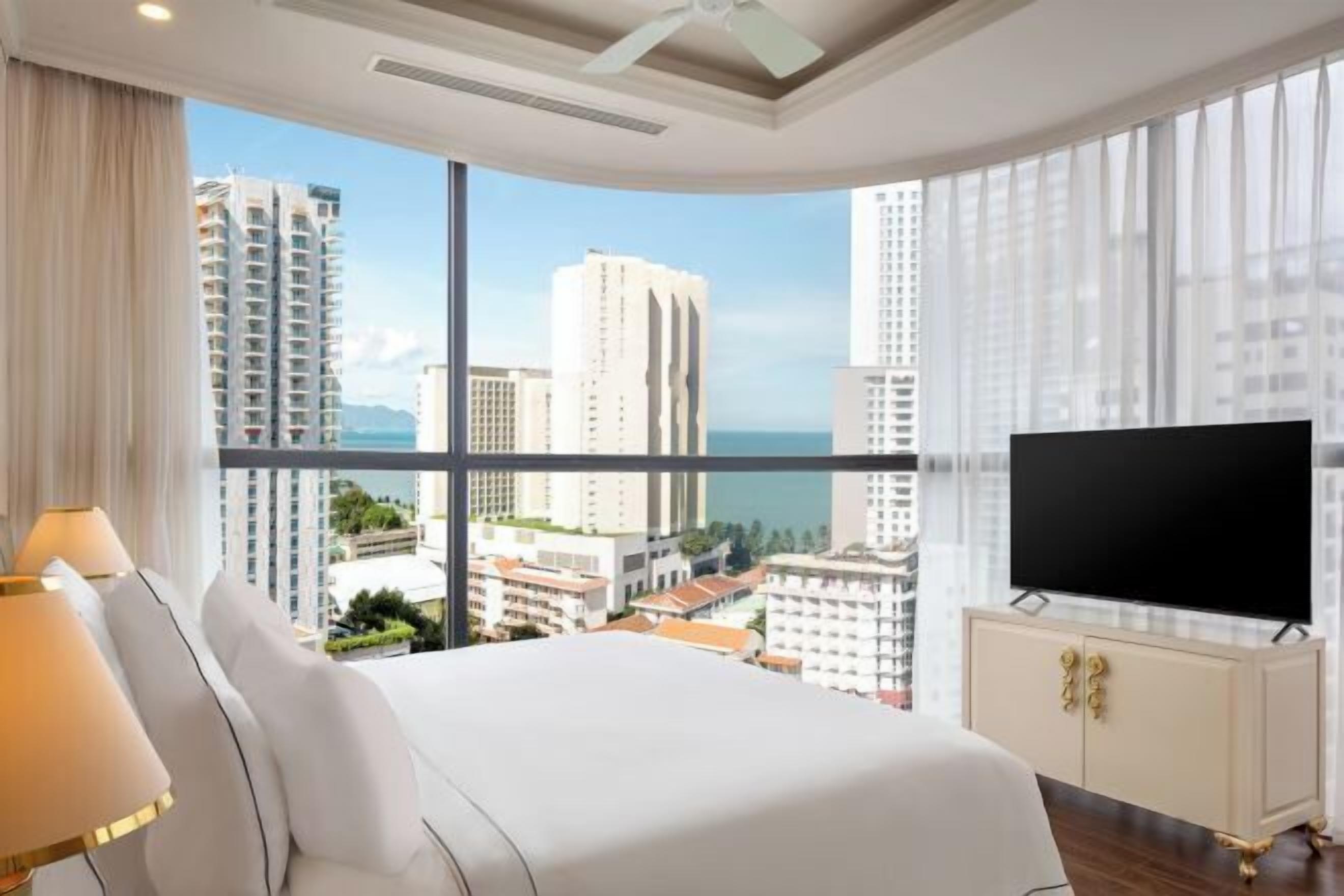 Premium bedding, minibar, in-room safe, desk