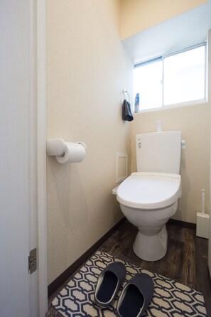 Separate bathtub and shower, deep-soaking bathtub, free toiletries