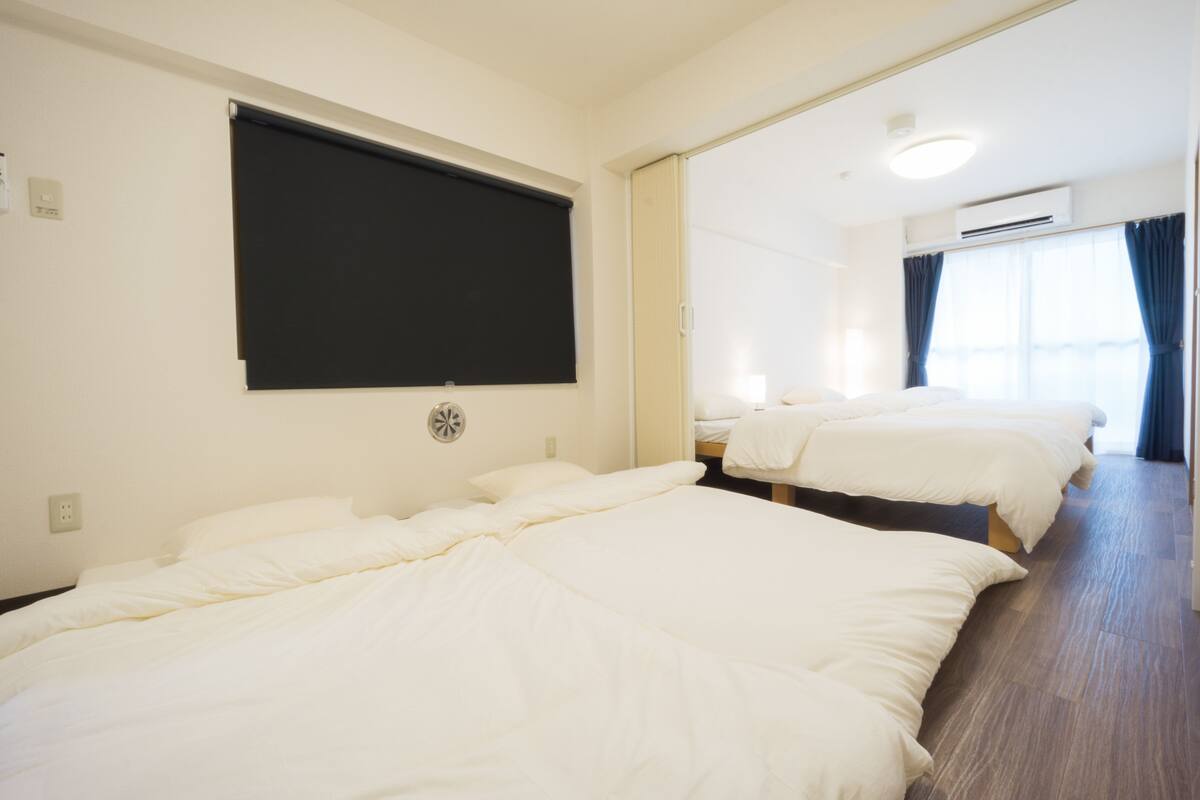 Family Room | Desk, iron/ironing board, WiFi (free), bed sheets