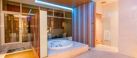 Habitación Deluxe doble, 1 cama de matrimonio grande | Baño | Bañera y ducha independientes y cabezal de ducha tipo lluvia