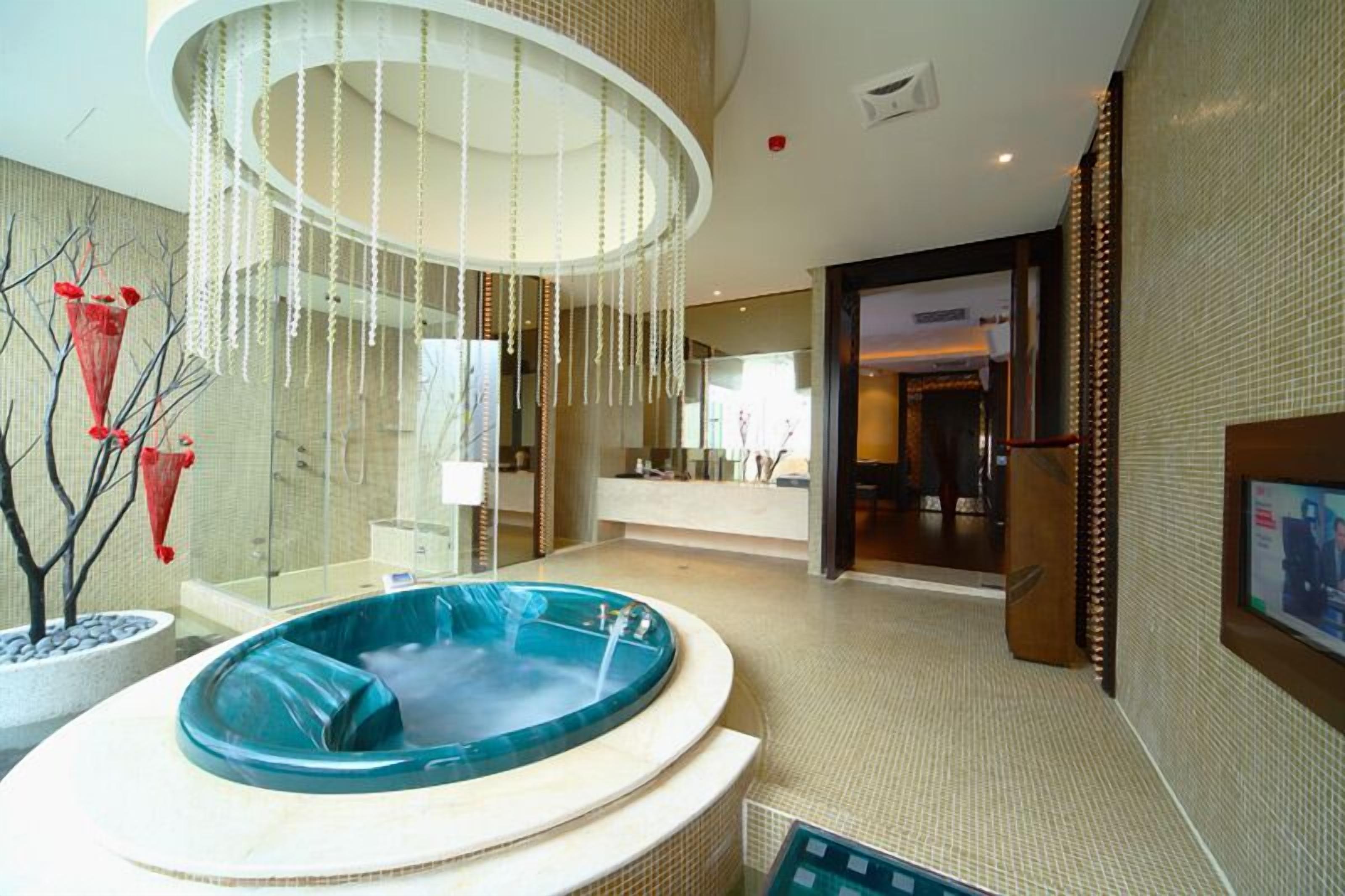 superior double room | bathroom | separate bathtub and shower, rainfall showerhead, free toiletries