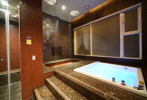 スタンダード ダブルルーム キングベッド 1 台 (New) | バスルーム | 個別の浴槽とシャワー、レインフォールシャワー、バスアメニティ (無料)、ヘアドライヤー