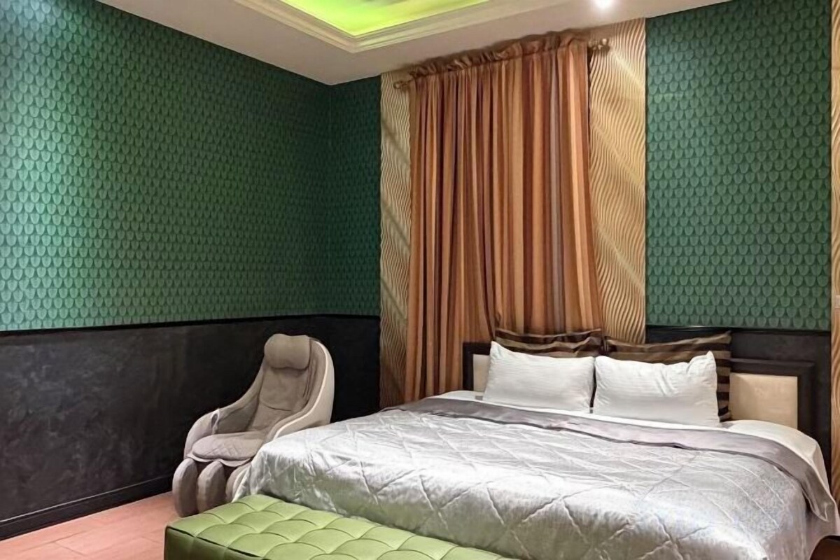 Premium bedding, minibar, blackout curtains, soundproofing