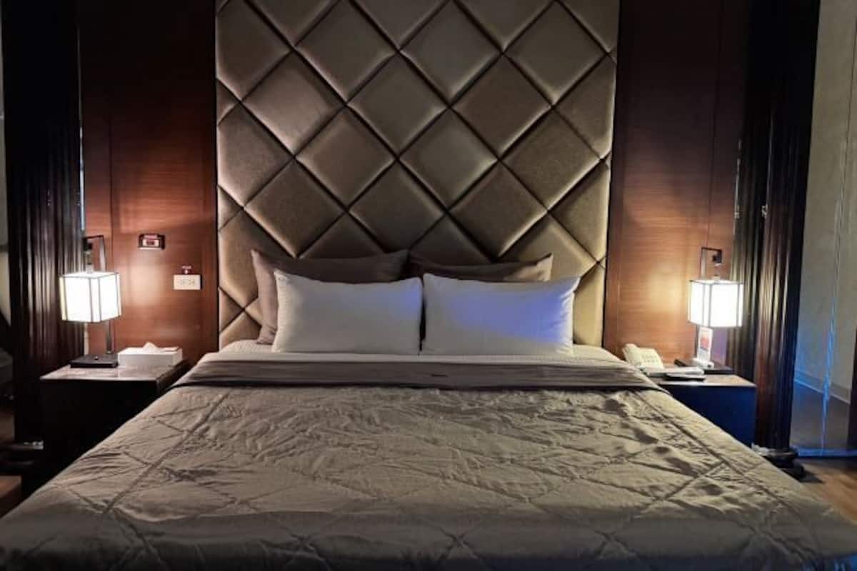 Premium bedding, minibar, blackout drapes, soundproofing