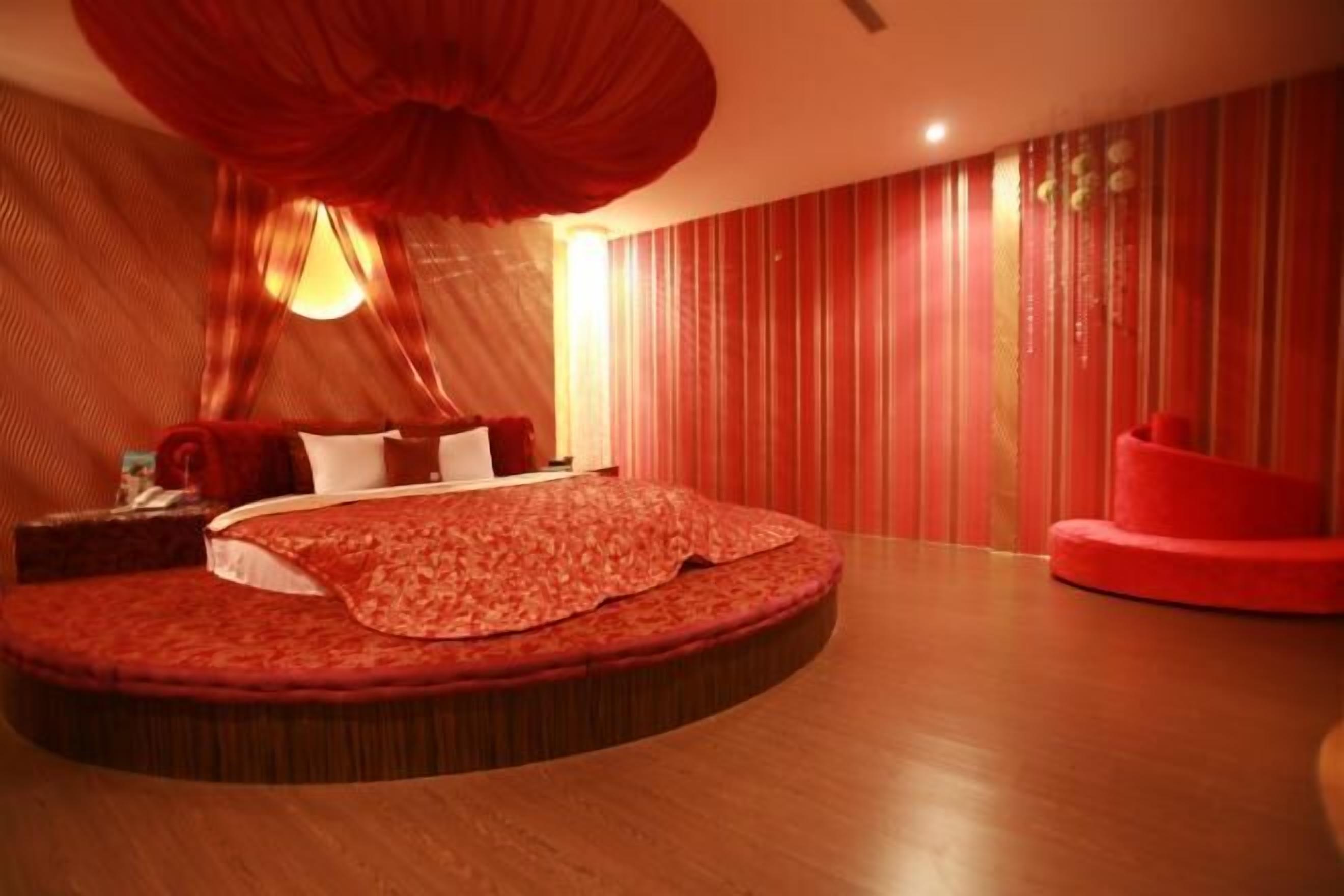 Premium bedding, minibar, blackout curtains, soundproofing