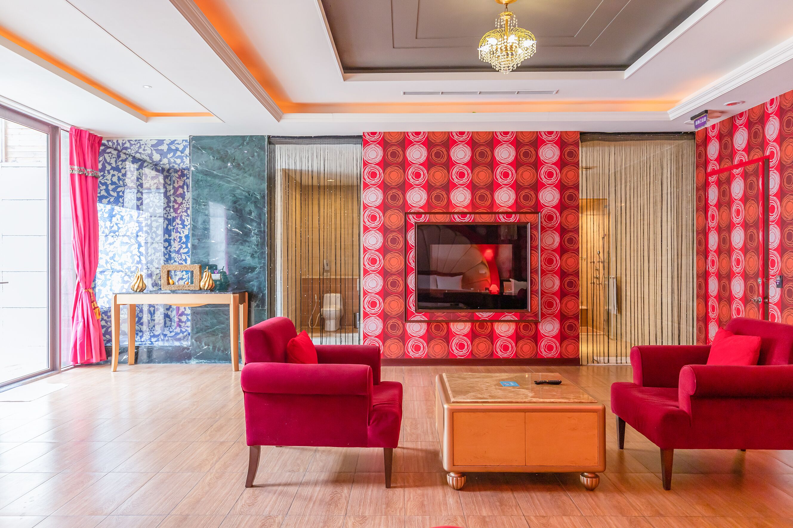 superior double room | living area | tv