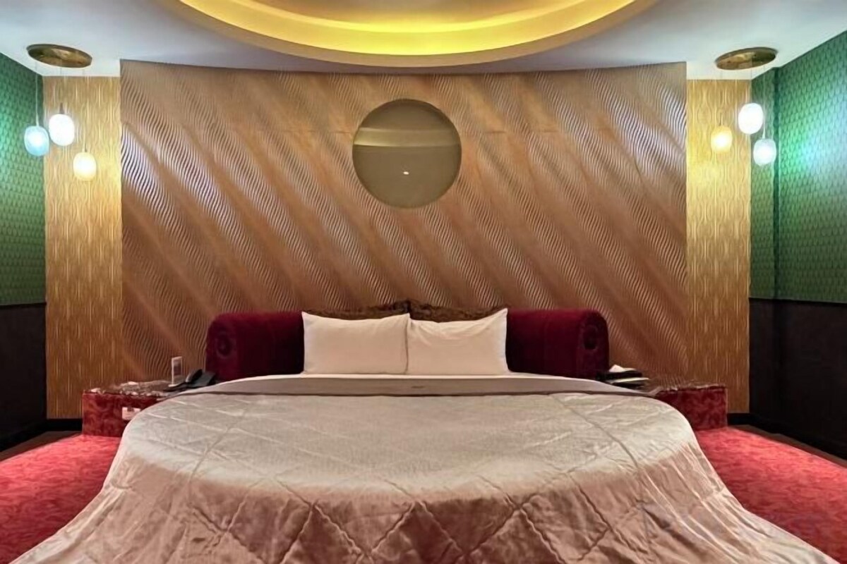 Premium bedding, minibar, blackout curtains, soundproofing