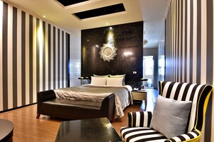 スタンダード ダブルルーム キングベッド 1 台 (New) | 高級寝具、ミニバー、遮光カーテン、防音設備