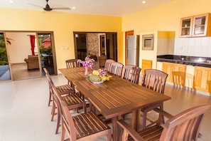 3 Bedroomed Villa Zanzibar - walk to beach | Essbereich im Zimmer