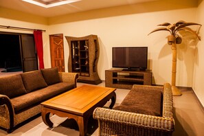 3 Bedroomed Villa Zanzibar - walk to beach | Living room | 42-inch flat-screen TV with cable channels, TV - 3 Bedroom Seaview Villa Zanzibar SDV342-By Samui Dream Villas (Koh Samui)