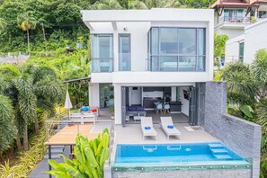 3 Bedrooms Villa 12/19 | 1 bedroom, in-room safe, individually decorated, blackout drapes