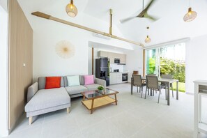 Two Bedrooms Villa Lodges - C2 | 起居区 | 1-英寸纯平电视 (配备有线频道)、液晶电视