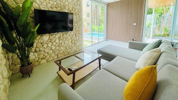 Two Bedrooms Villa Lodges - C1 | Aire de séjour | Téléviseur à écran plat de 1 po avec télévision par câble