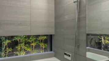 Bathtub dan shower terpisah dan perlengkapan mandi gratis