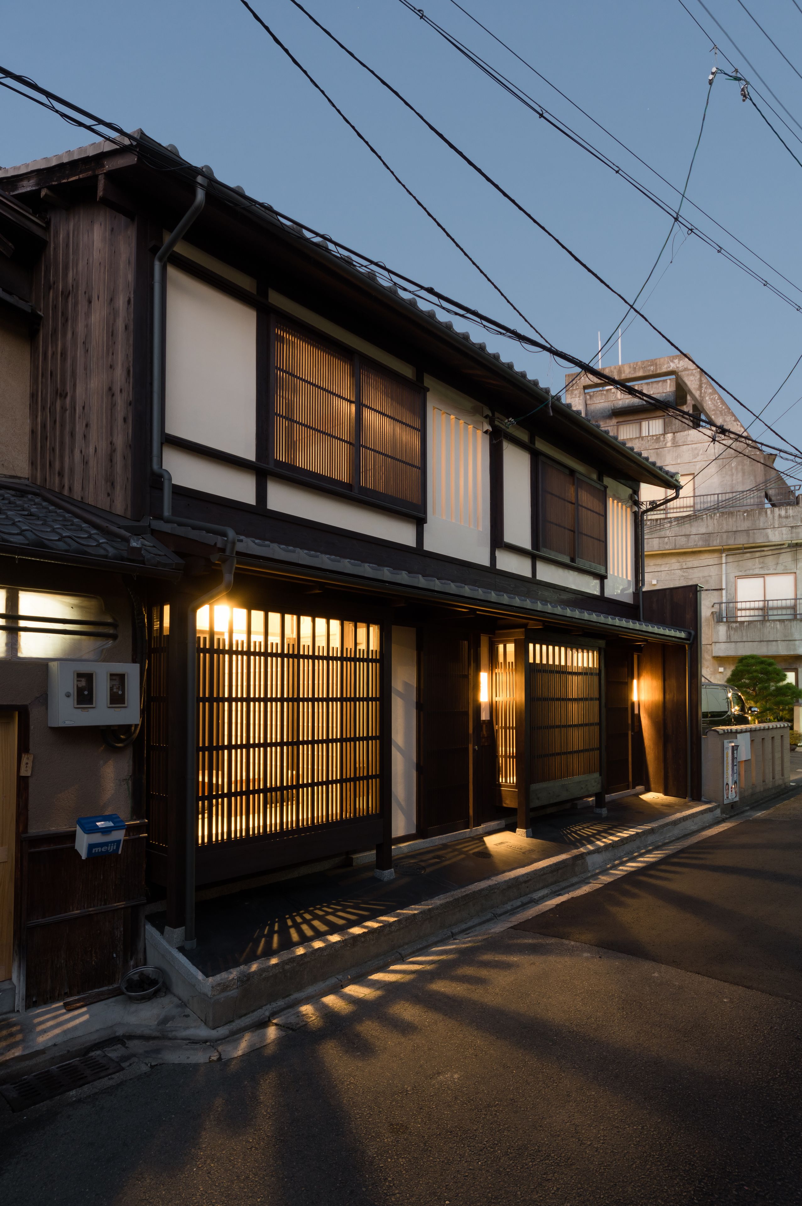 واجهة المنشأة - في المساء/الليل