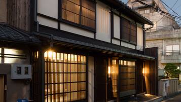 Bagian depan properti - sore/malam