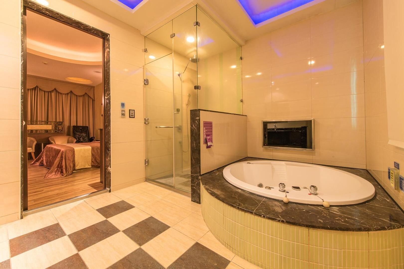 separate bathtub and shower, jetted bath, free toiletries, hair dryer