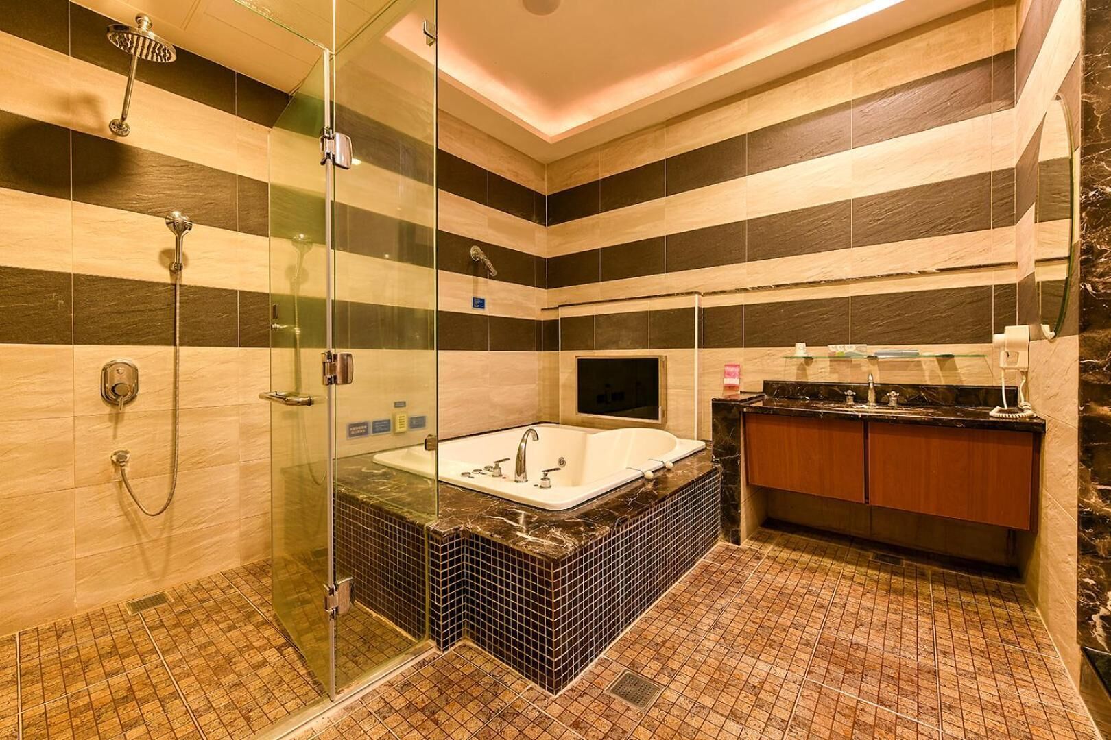 separate bathtub and shower, jetted bath, free toiletries, hair dryer