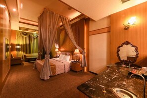 書桌、遮光窗簾/窗簾、隔音、摺床/加床 (收費)