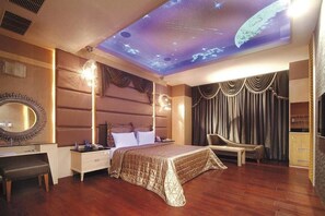 Deluxe Double Room | Desk, blackout drapes, soundproofing, rollaway beds - Hwu Meei Motel (Tainan)