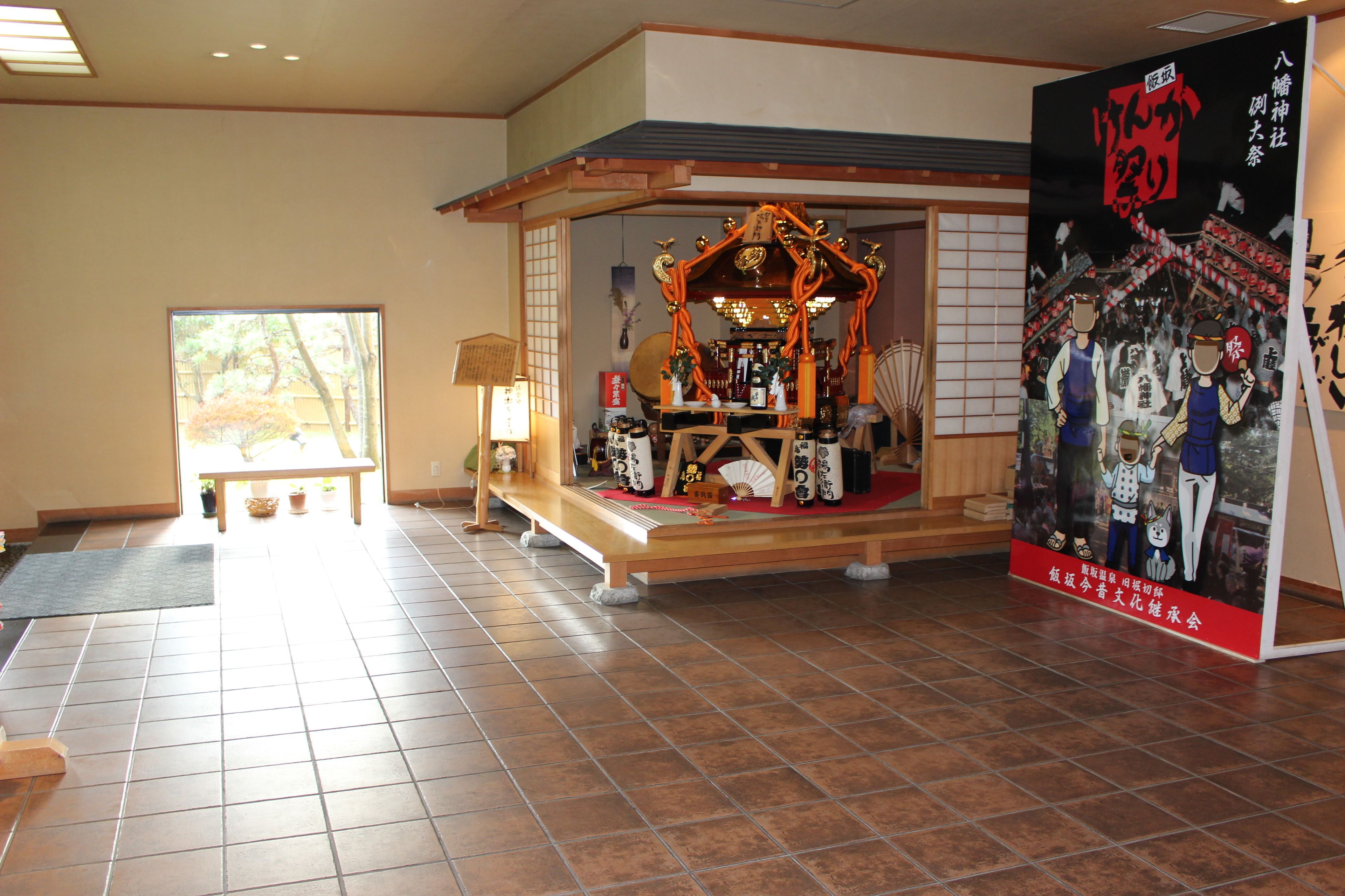 Una habitación japonesa tradicional con suelo de tatami, una mesa de madera baja y un panel de shoji.