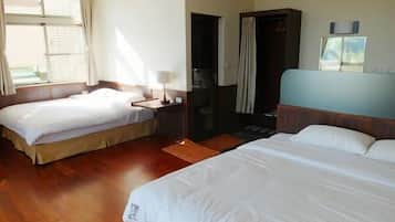 Quarto quádruplo standard | Camas extras/dobráveis (sobretaxa), Wi-Fi de cortesia, roupa de cama