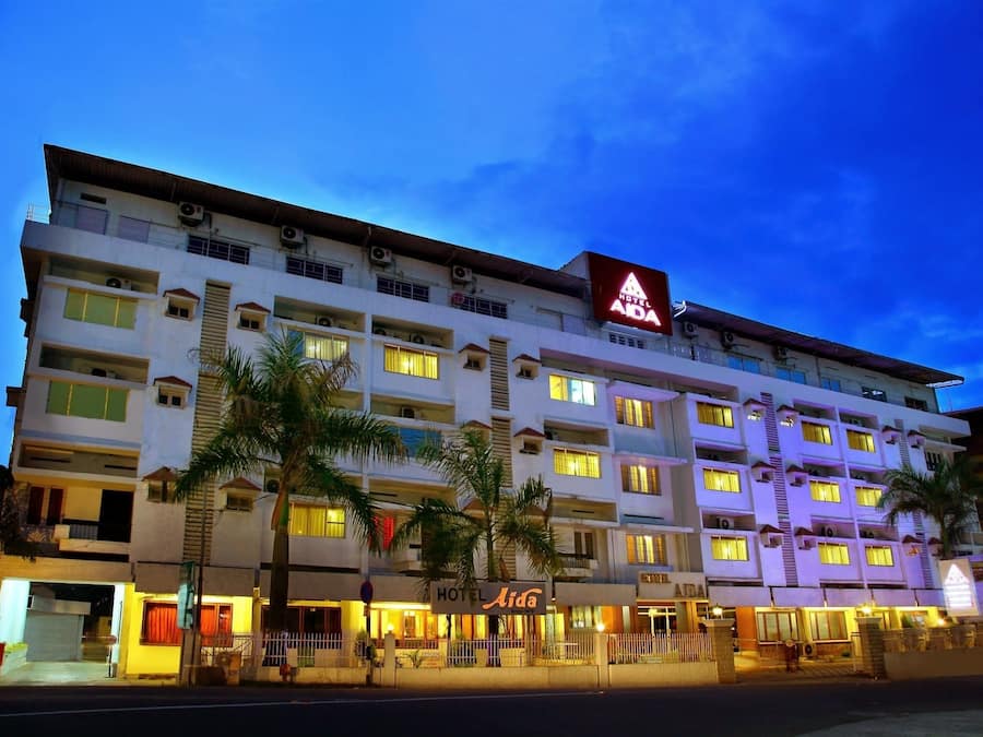 Facciata della struttura - sera/notte