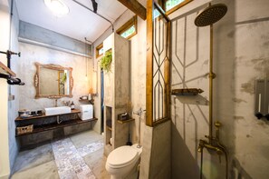 Deluxe-dobbeltværelse - 1 dobbeltseng - terrasse (Benjamin Franklin) | Badeværelse | Bruser, gratis toiletartikler, hårtørrer, hjemmesko