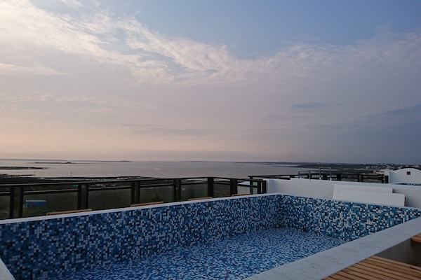 Una piscina al aire libre, una piscina en la azotea